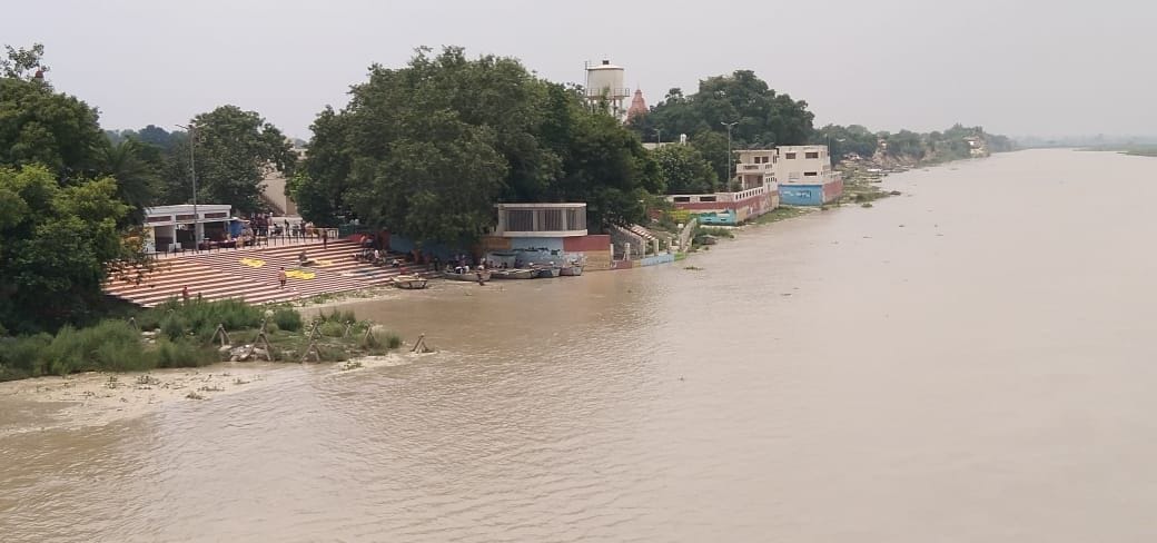 sabjiyon ke khet ganga mein samae, jalastar thama