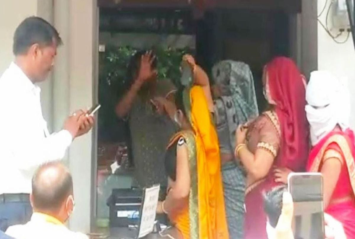 Wife beats husband and his friend with slippers in Firozabad