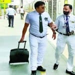दिल्ली रवाना होते टूंडला हेडक्वार्टर के गार्ड अक्षय दीप चौहान और संजय जैन