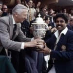 1983 वर्ल्ड कप ट्रॉफी के साथ कपिल देव