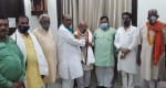 भाजपा कार्यालय में लोकतंत्र सेनानी को सम्मानित करते विधायक सुशील शाक्य व पास में खड़े सांसद मुक?