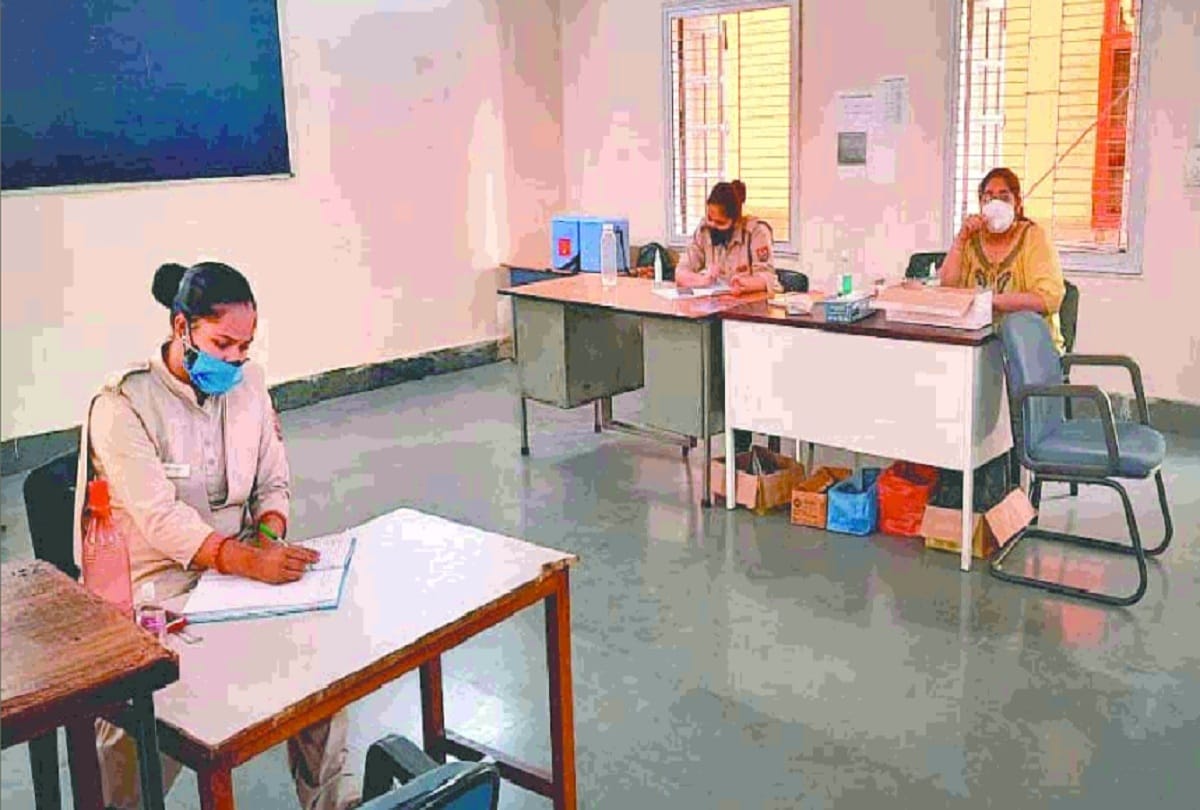 Delhi news : Youth returning from vaccination centers due to lack of information