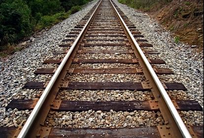 Delhi: If you cross the railway tracks illegally, you will be jailed