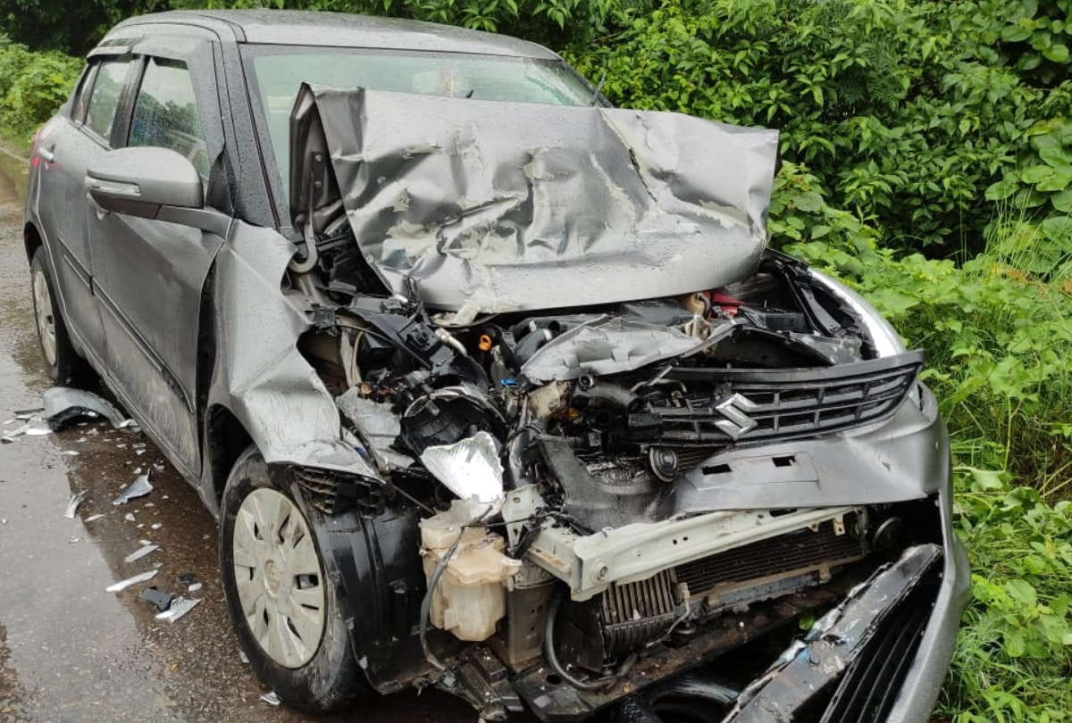 Big road accident young man died in truck and car collision at Deoria