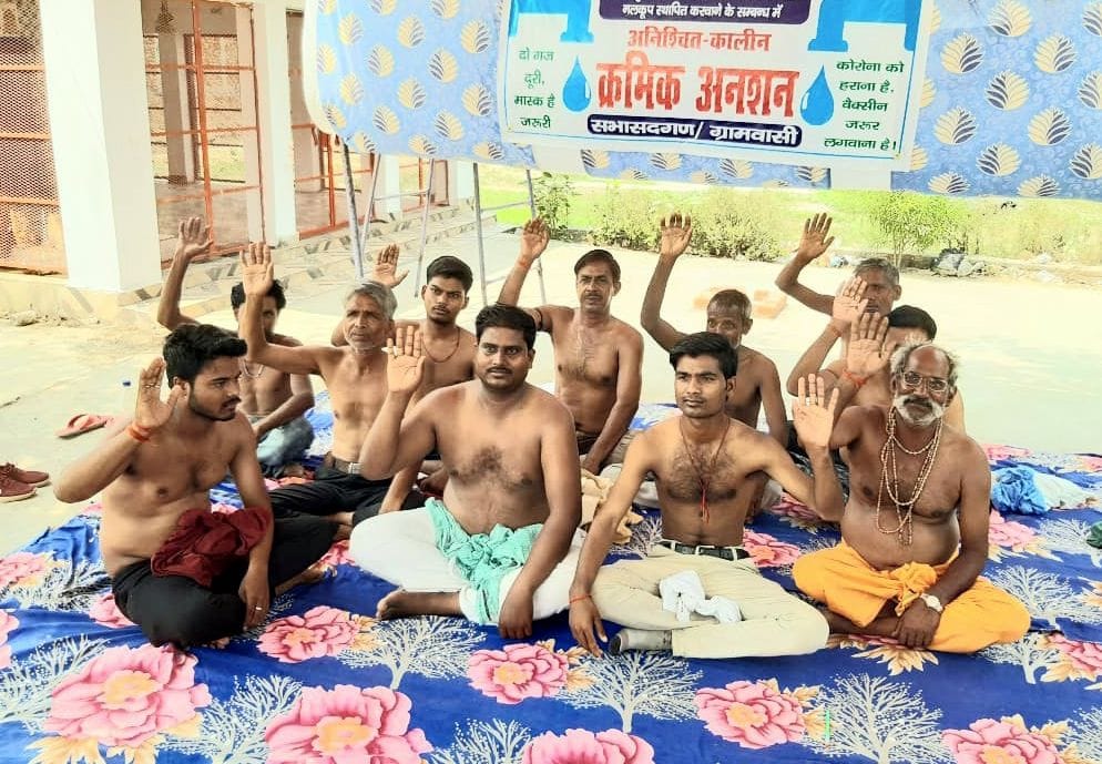 paanee ke lie arddhanagn hokar pradarshan, nalakoop kee sthaapana ke lie nau din se chal raha hai aandolan