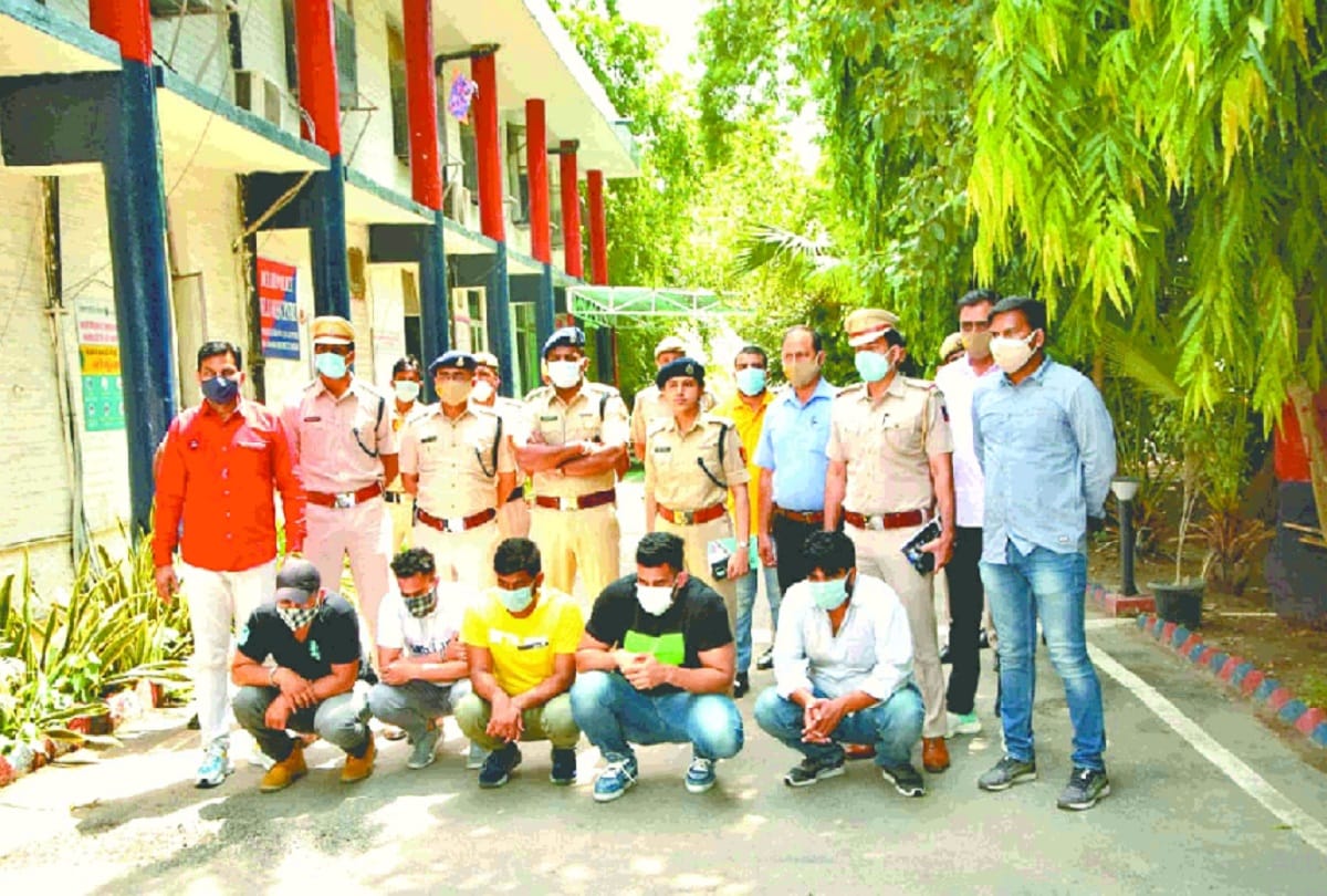 fake call center busted in shahdara delhi 84 people arrested police