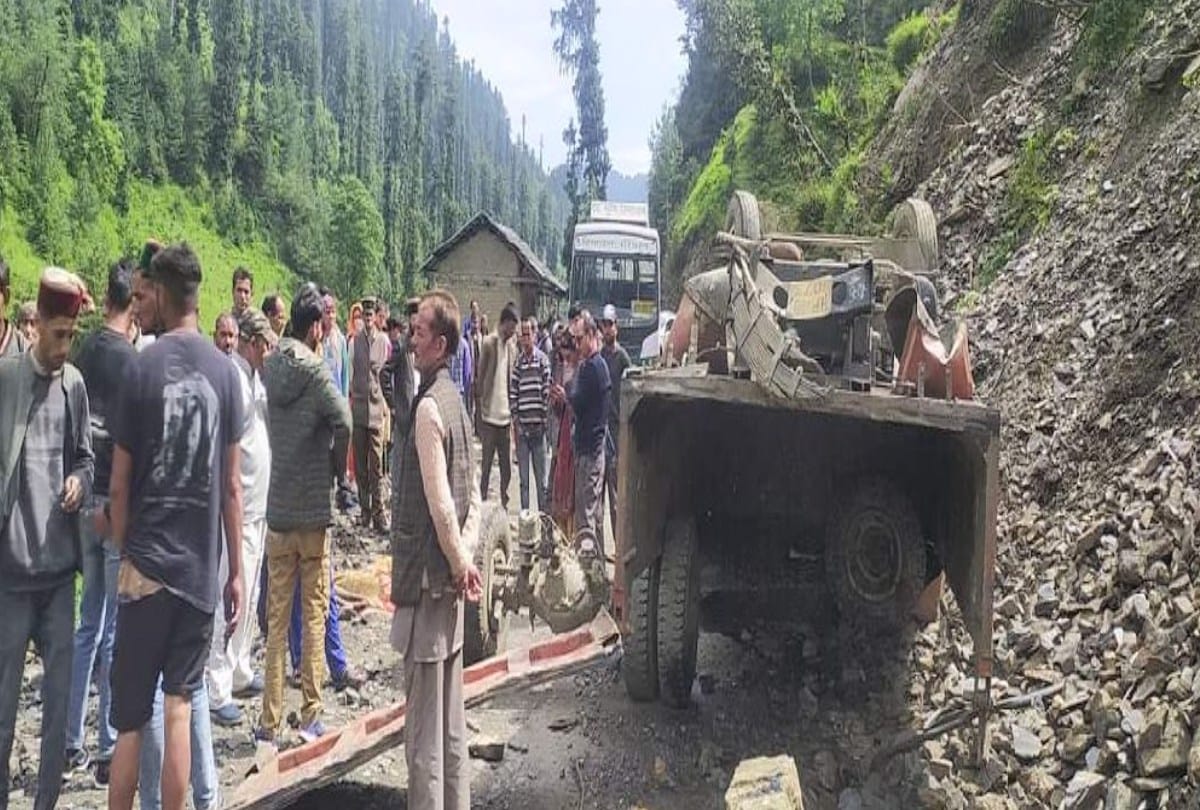 two died in road accident in mandi himachal