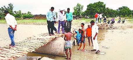 Villagers built wooden bridge over Bahtia drain in Nighasan