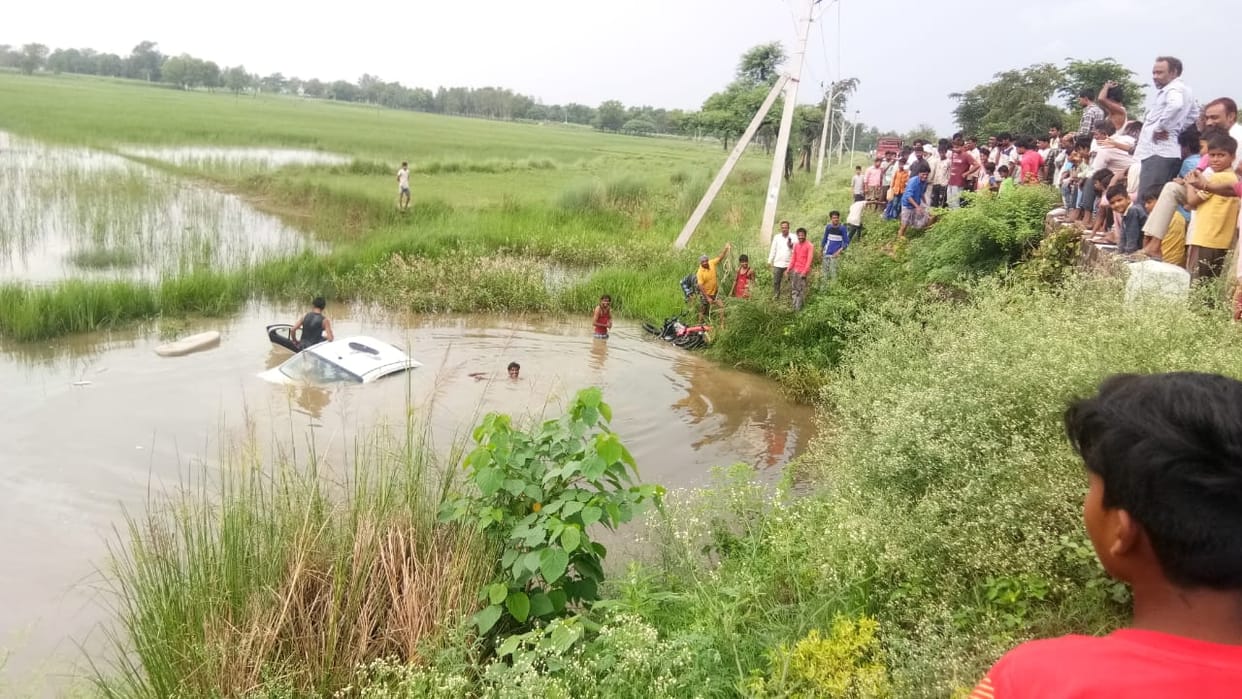 UP: In Balrampur, car collided with a bike and fell into a water-filled pit, six killed