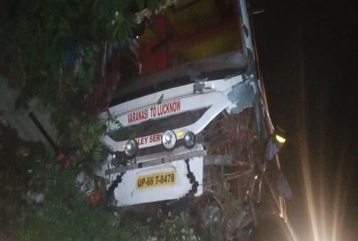 Bus Accident After Colliding With Electric Pole At Inner Ring Road Agra One Passenger Died