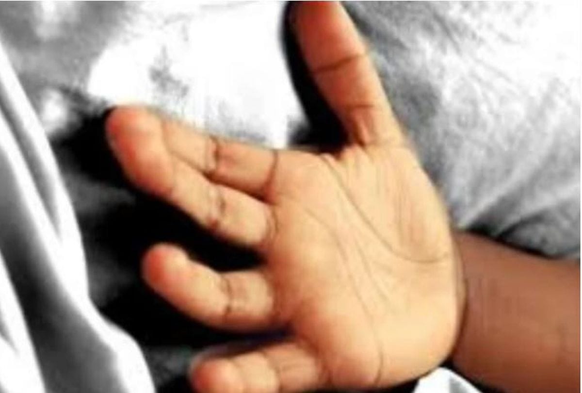 Two Year Old Girl Dies After Fell Down In Boiling Vegetable Kadhai In Etah