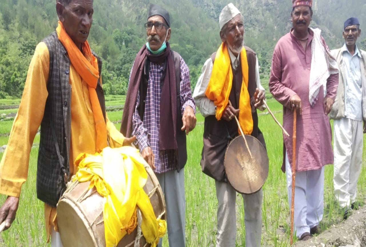 uttarakhand news : villager give last farewell to their fields with songs and wet eyes, photos
