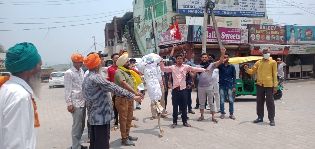 Demonstration at Nada Chowk of Nayagaon, burning effigy of CM for demands