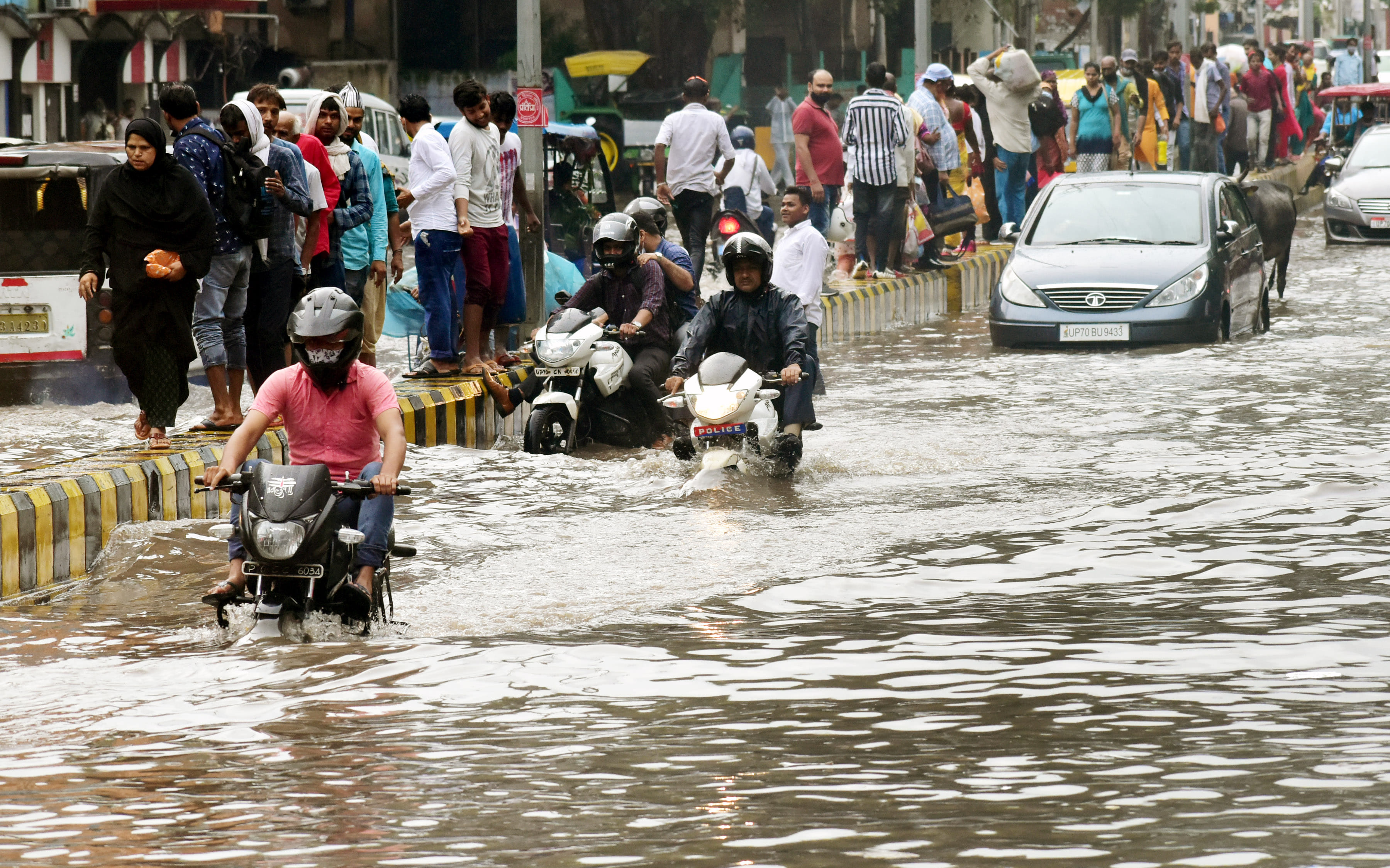 Prayagraj city in full swing: 9.8 mm of rain, waterlogging on roads, water entering houses