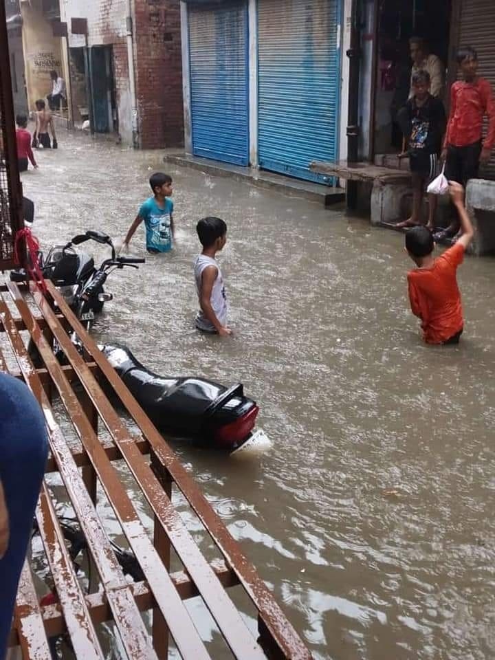 Prayagraj city in full swing: 9.8 mm of rain, waterlogging on roads, water entering houses