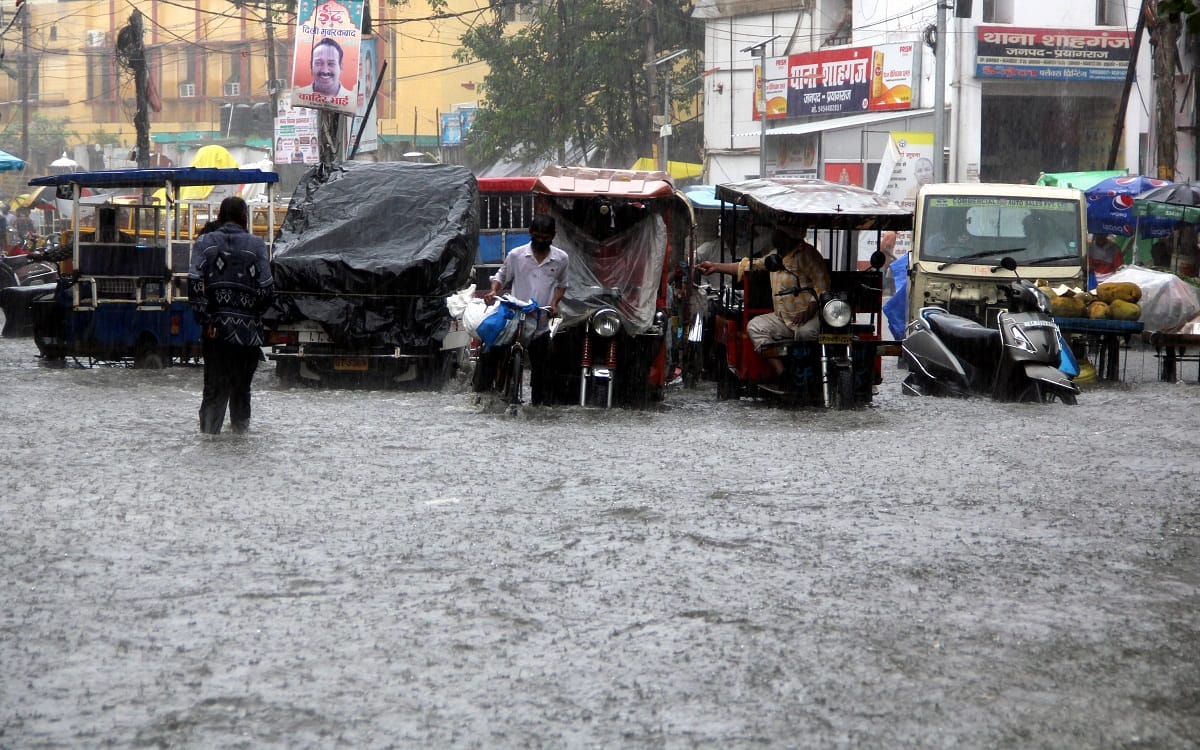 Prayagraj city in full swing: 9.8 mm of rain, waterlogging on roads, water entering houses