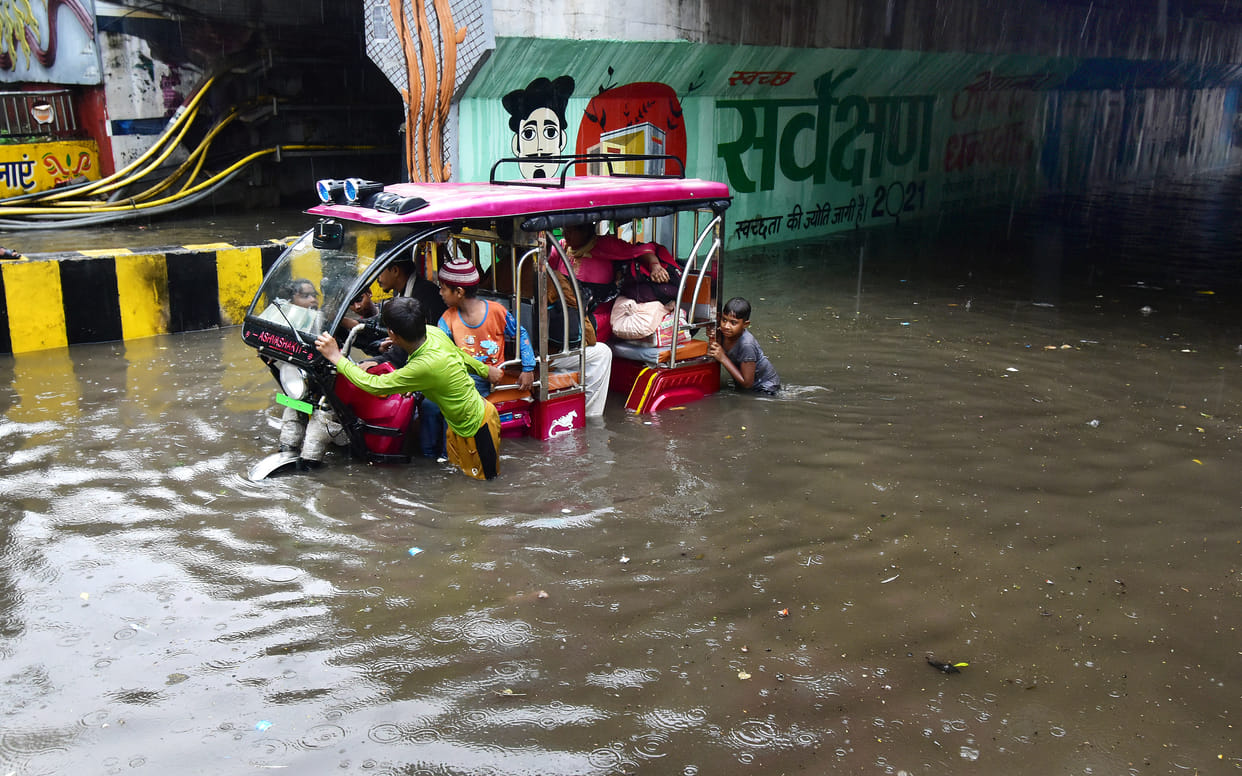 Prayagraj city in full swing: 9.8 mm of rain, waterlogging on roads, water entering houses