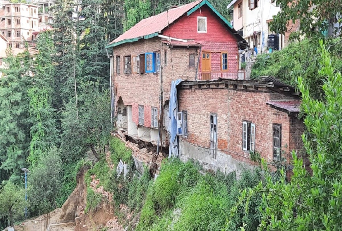 Wall of two storey house collapsed in shimla, evacuated