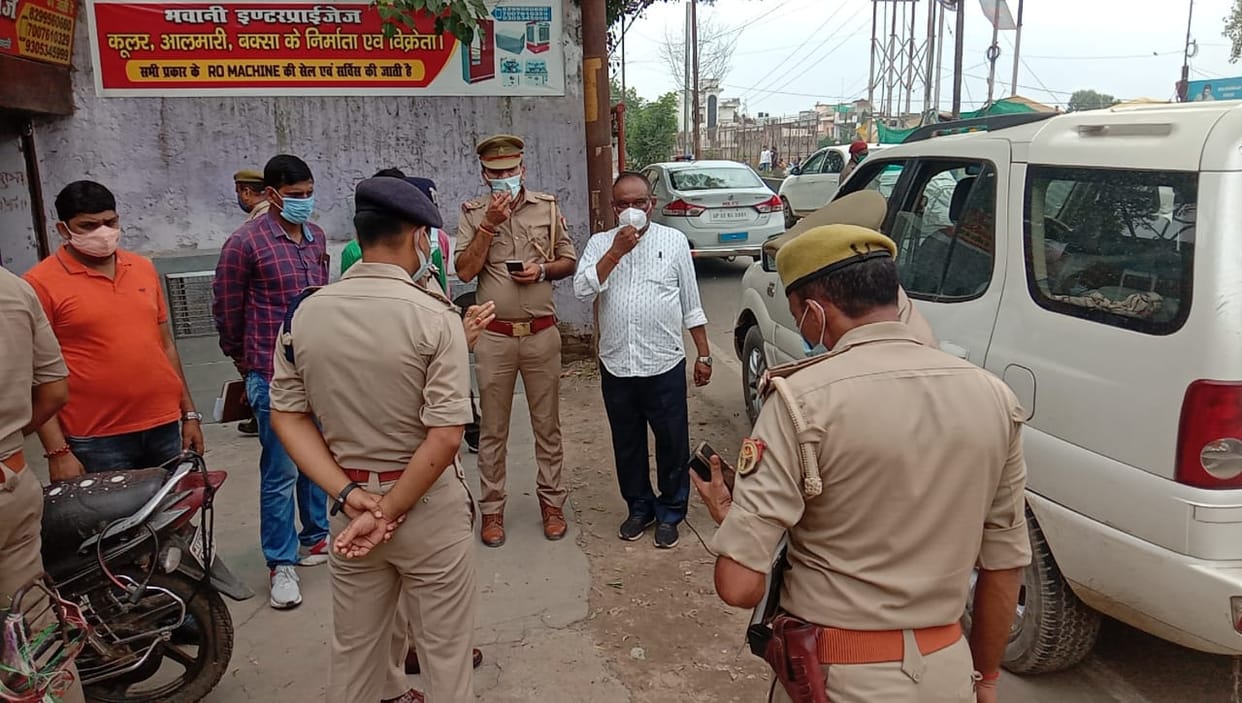 crooks ran away after stole  four lakh rupees from safari riding contractor in varanasi  police engaged in investigation