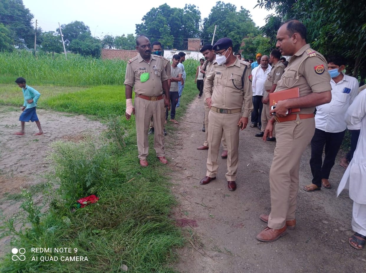 Jaunpur crime news: History sheeter murdered by slitting his throat with a knife, blood soaked body found in the field