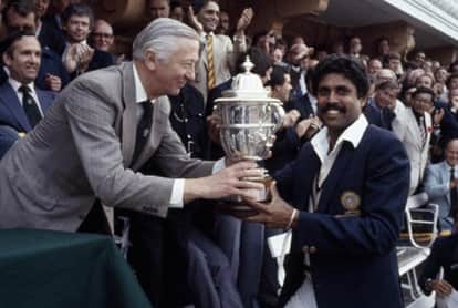 1983 वर्ल्ड कप ट्रॉफी के साथ कपिलदेव