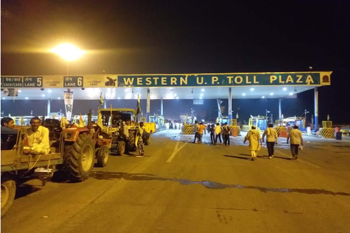 Meerut News: The farmers had stunt at Sivaya toll plaza by tractor and see photos