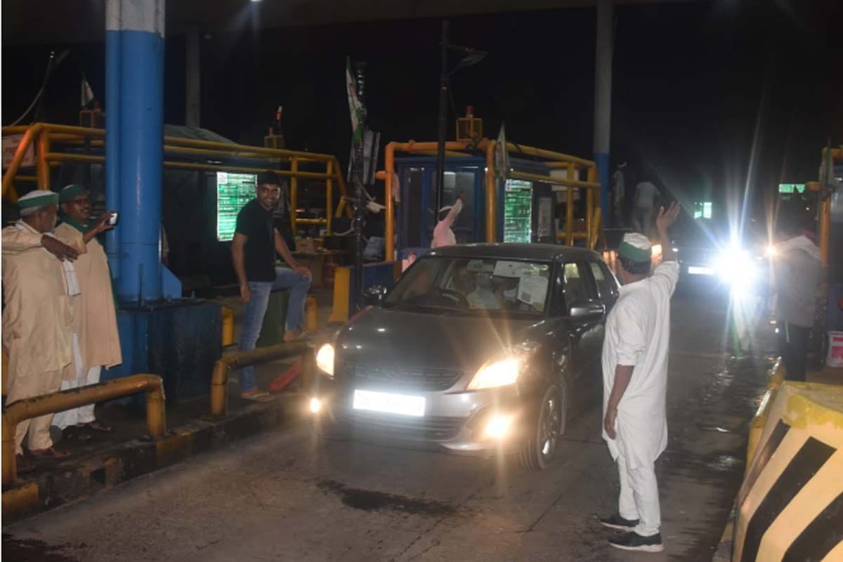 Meerut News: The farmers had stunt at Sivaya toll plaza by tractor and see photos