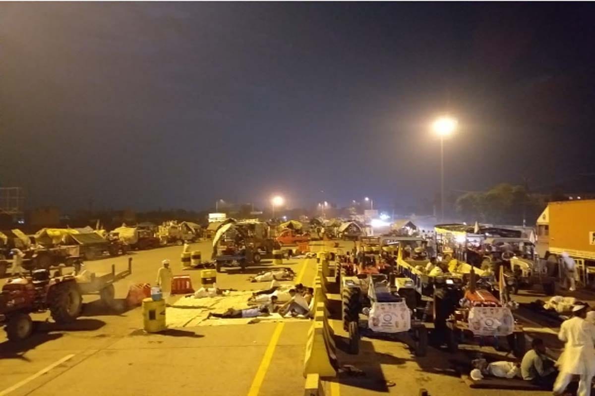 Farmers movement: Eight lines of toll plaza in Meerut are occupied by farmers, aprox one hundred and fifty tractors joins Bku kisan yatra