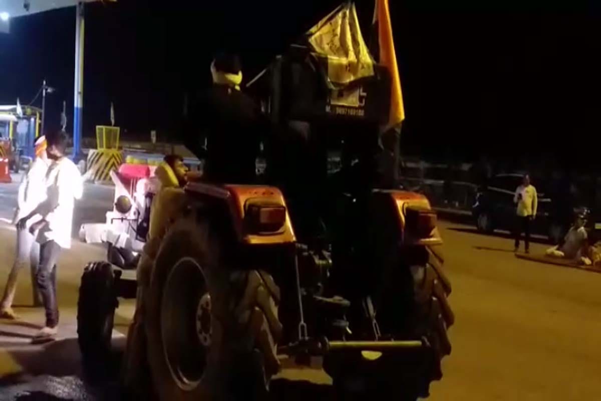Meerut News: The farmers had stunt at Sivaya toll plaza by tractor and see photos