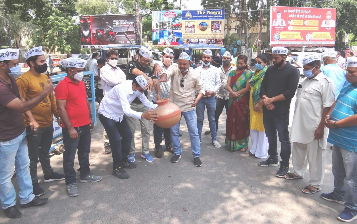 04Police stopped AAP workers going to protest at Vis President's office