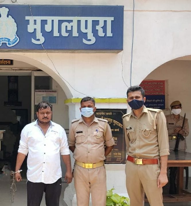 Stone pelting on police team to free the accused of charas smuggling