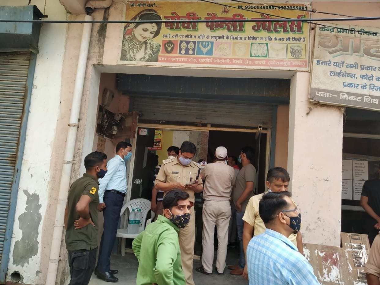 Robbery in jewelery shop by putting a pistol on minor's forehead