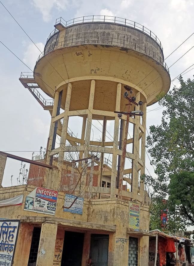 chhah saal pahale bane ovarahed tainkon se shuroo nahin huee jalaapoorti, girate jalastar se nalakoop bhee naakaam