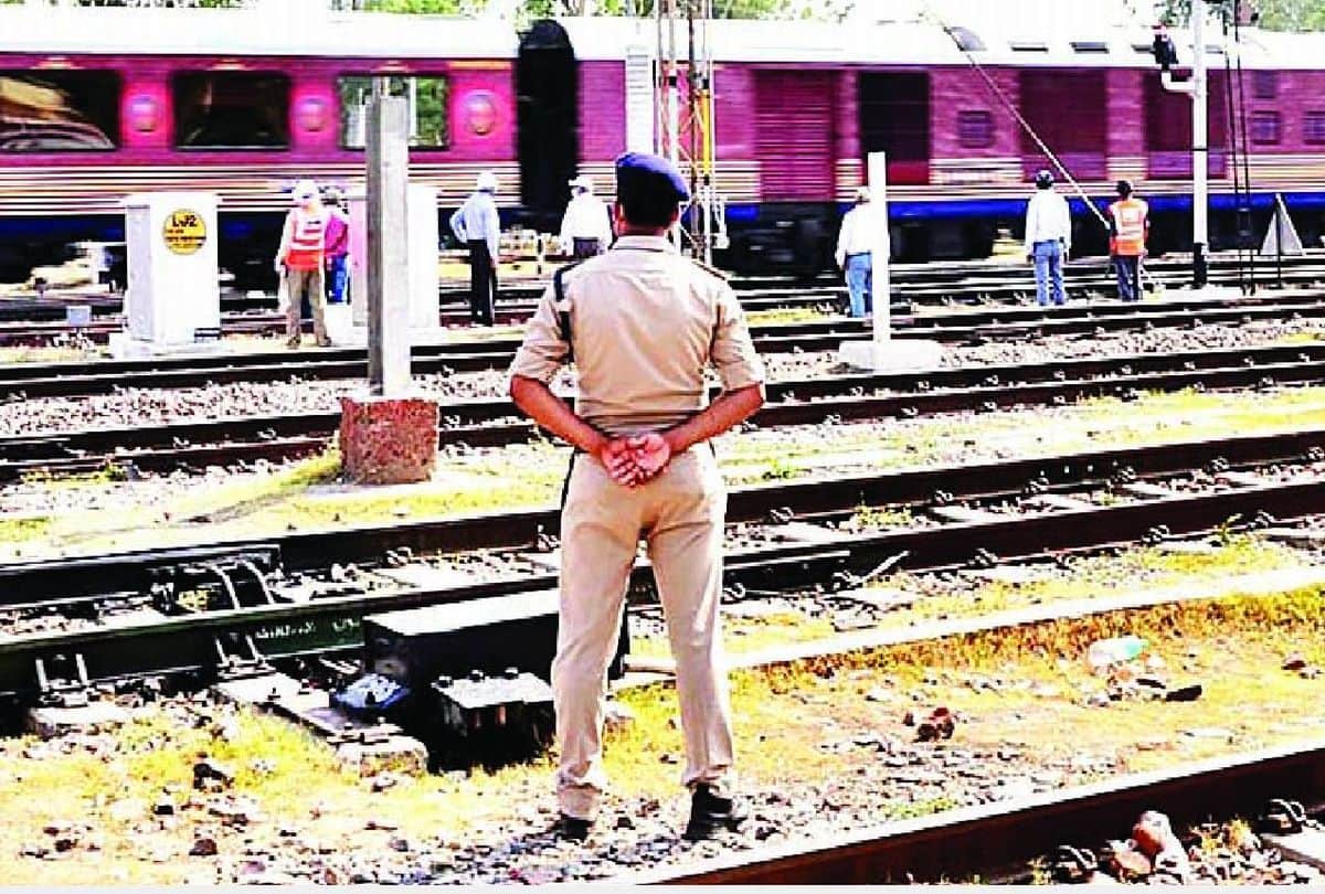 Presidential special train passed from Tundla Railway Station at speed of 90kmph