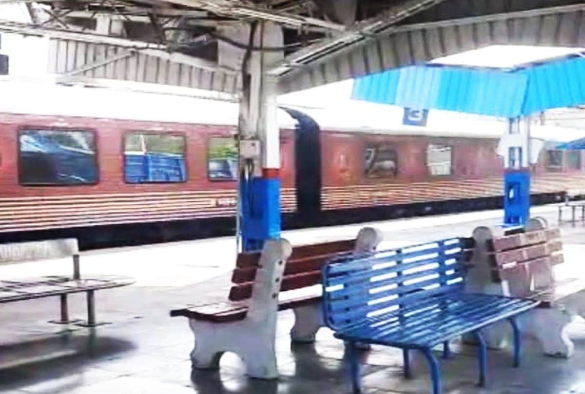Presidential special train passed from Tundla Railway Station at speed of 90kmph