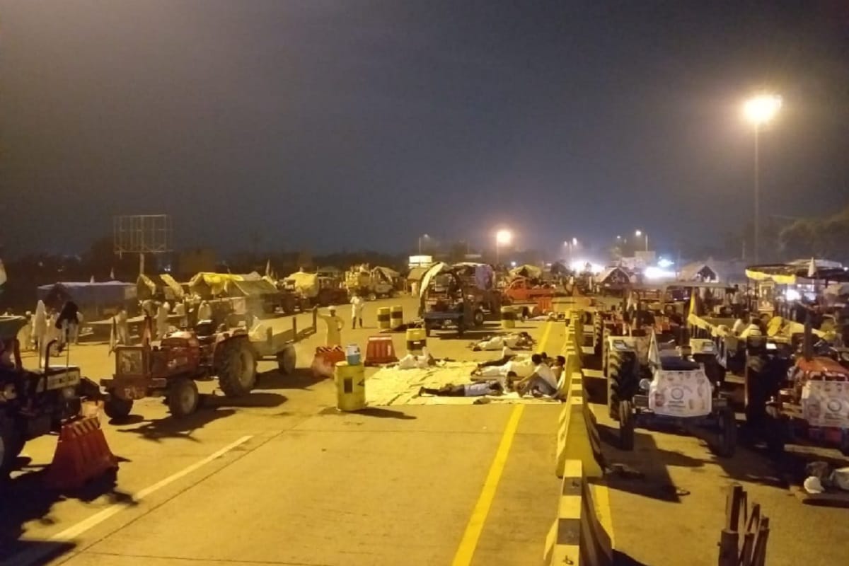 Meerut News: The farmers had stunt at Sivaya toll plaza by tractor and see photos