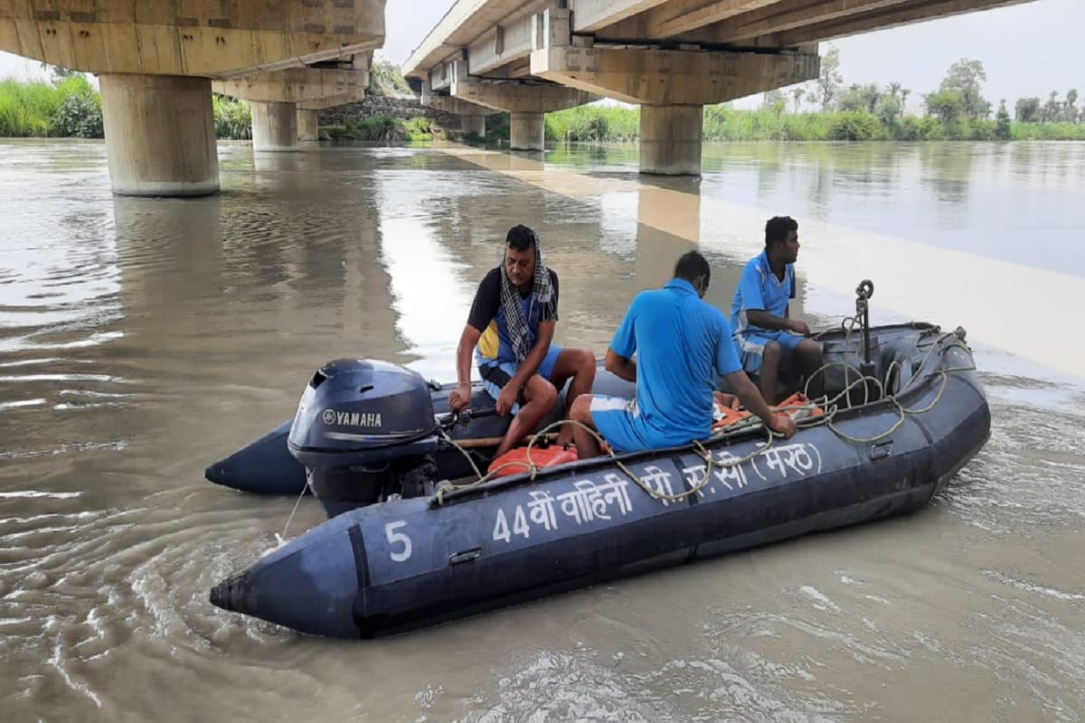 UP News: A couple with bike fell into the Gangnahar and the woman is still missing in Muzaffarnagar