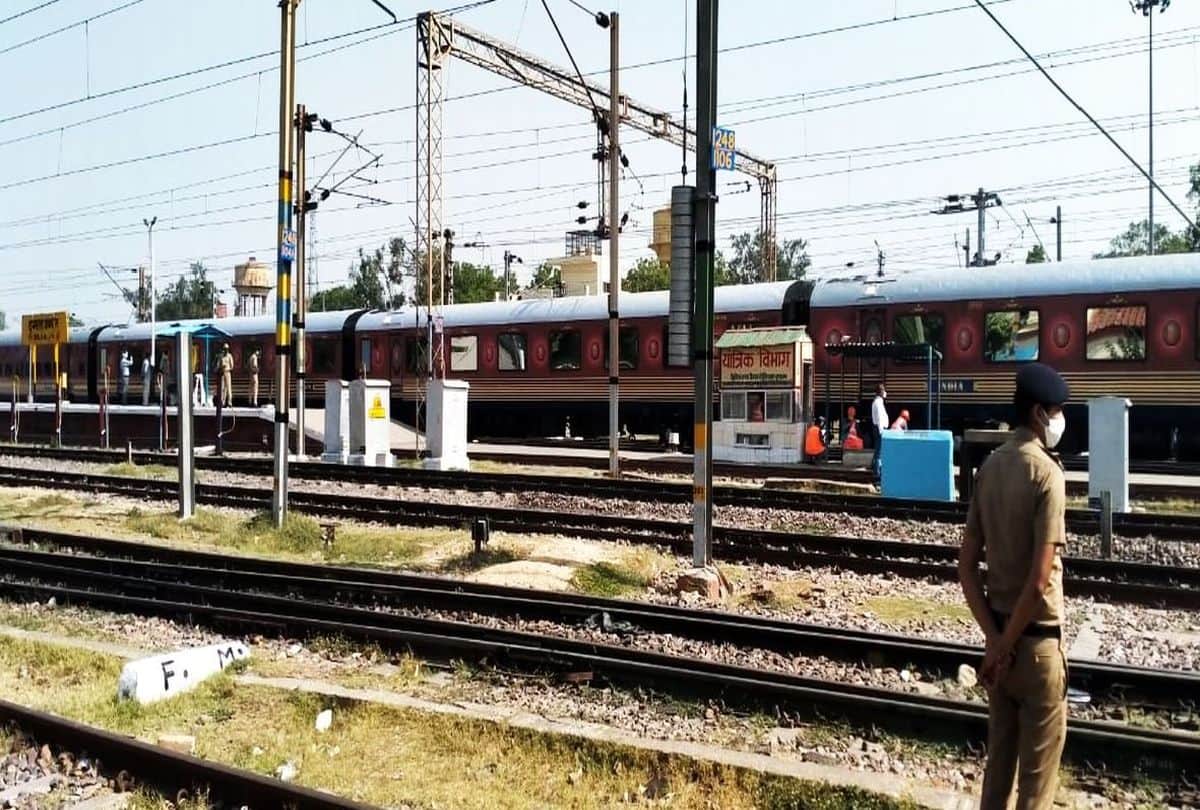 Presidential special train passed from Tundla Railway Station at speed of 90kmph