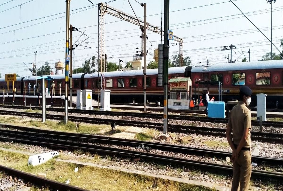 Presidential special train passed from Tundla Railway Station at speed of 90kmph
