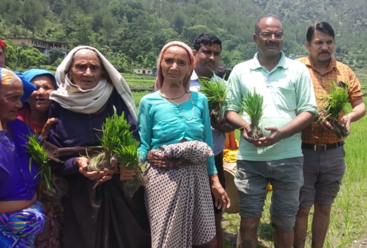 uttarakhand news : villager give last farewell to their fields with songs and wet eyes, photos