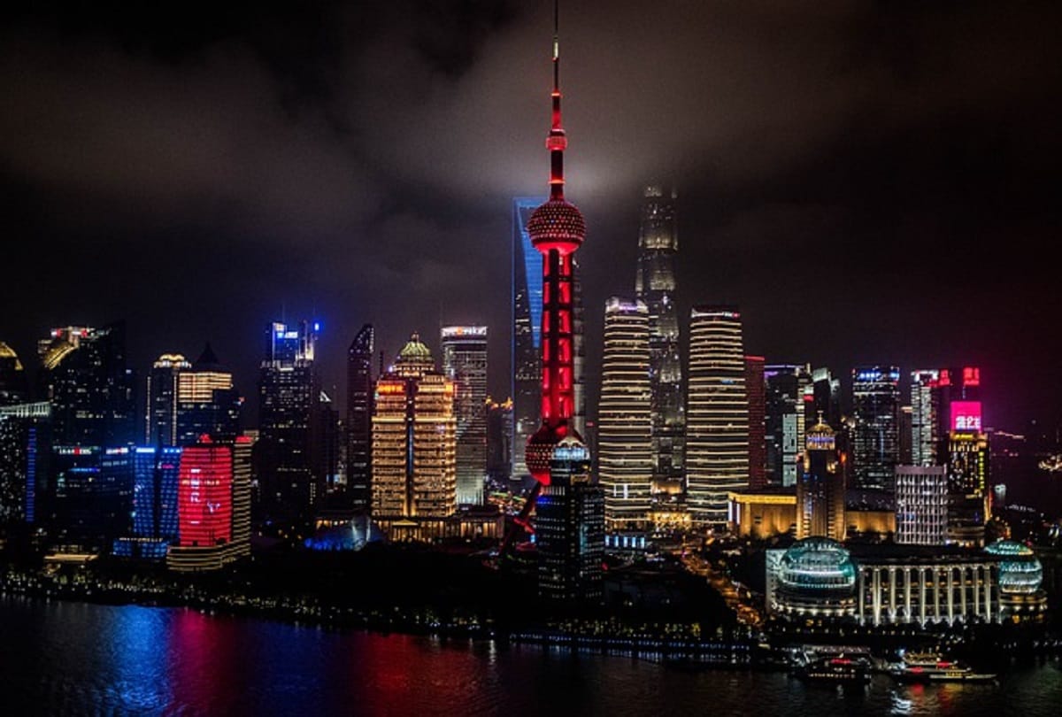 New luxury hotel opened in Shanghai city in China feels clouds, Restaurant on 120th floor
