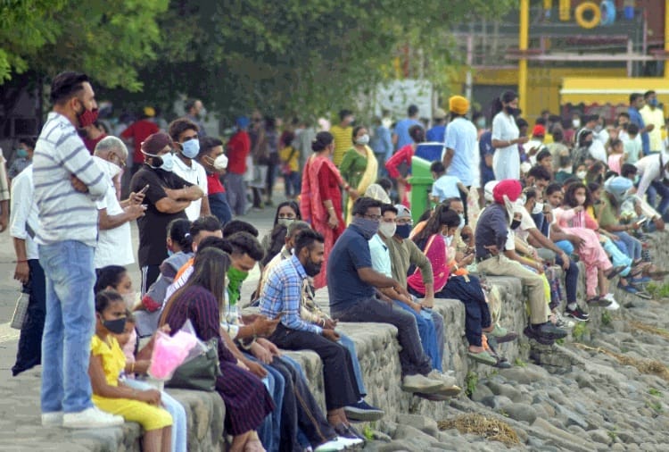 Police cut challan of 100 people who not wear masks at Sukhna Lake