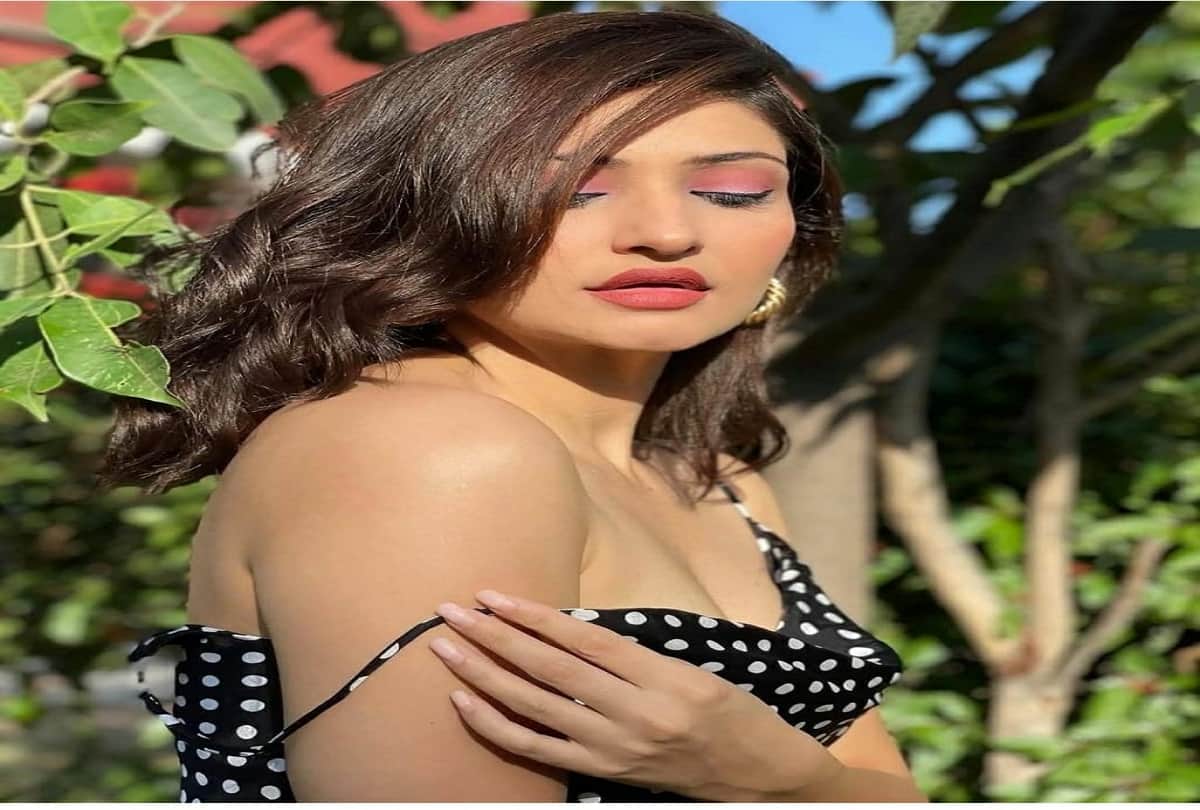yami gautam sister surilie gautam fashionable photos