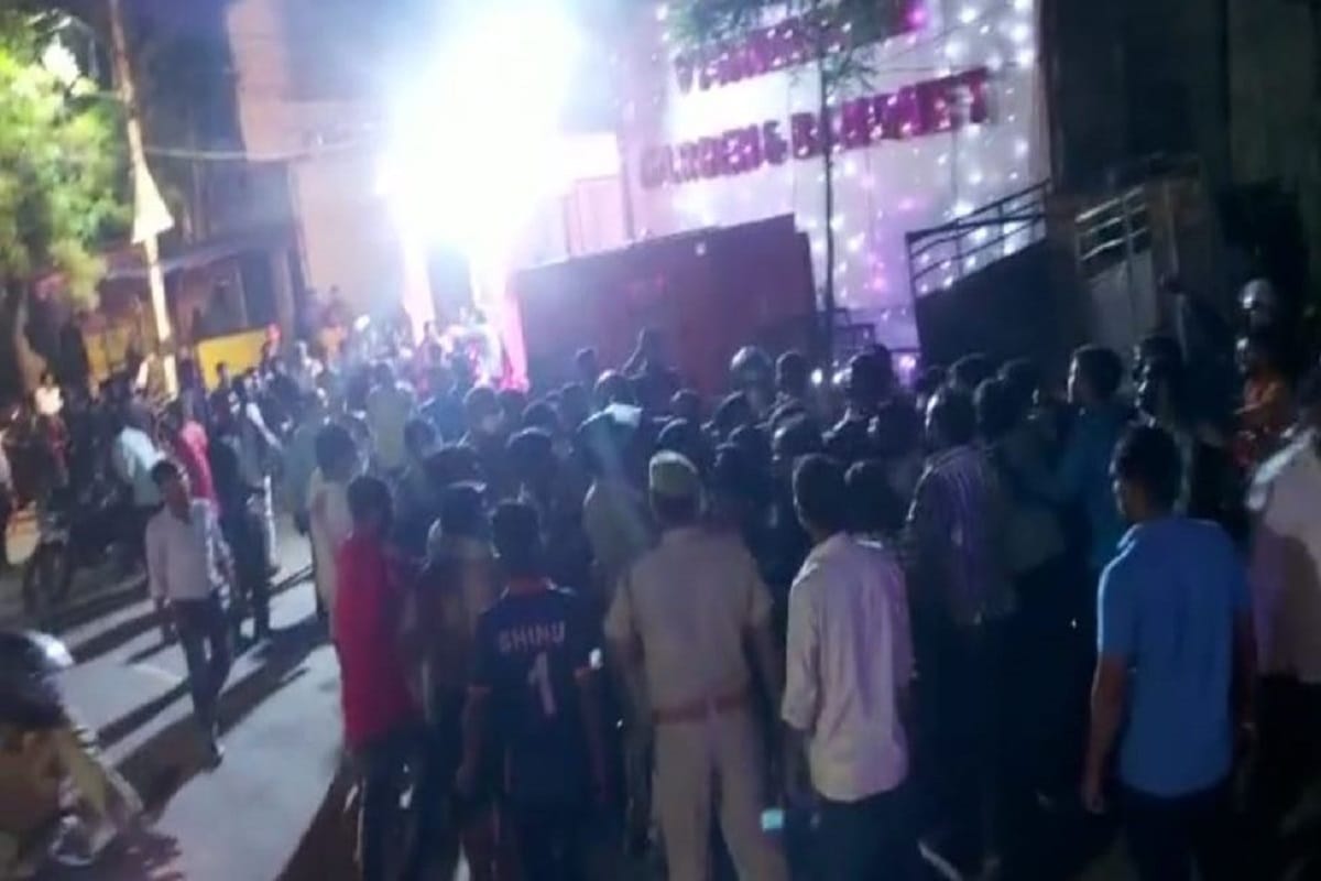 Shopkeepers and baraatis fight over parking, Varanasi police took the injured to the hospital