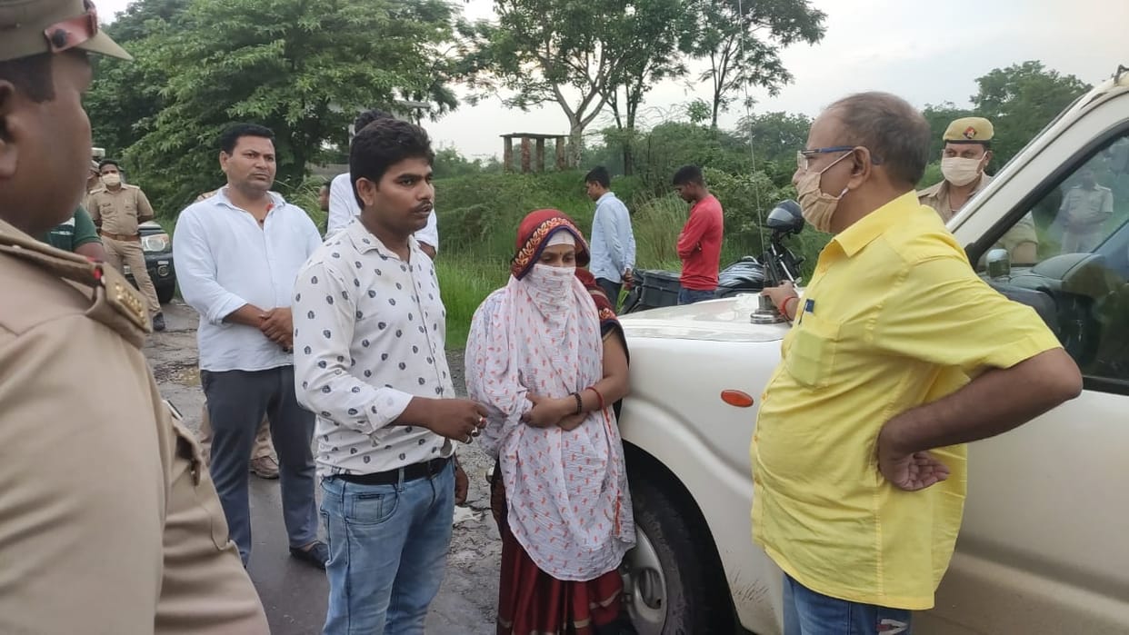 Bike riders stole cash and jewelery from the couple by showing weapons in Mau