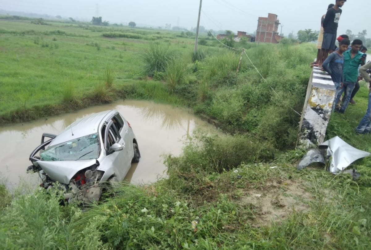 A car fell into a pathole filled with water in Ambedkarnagar.