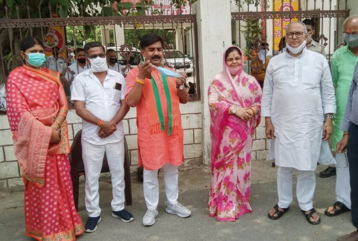candidates files nomination for zila panchayat president election in agra zone
