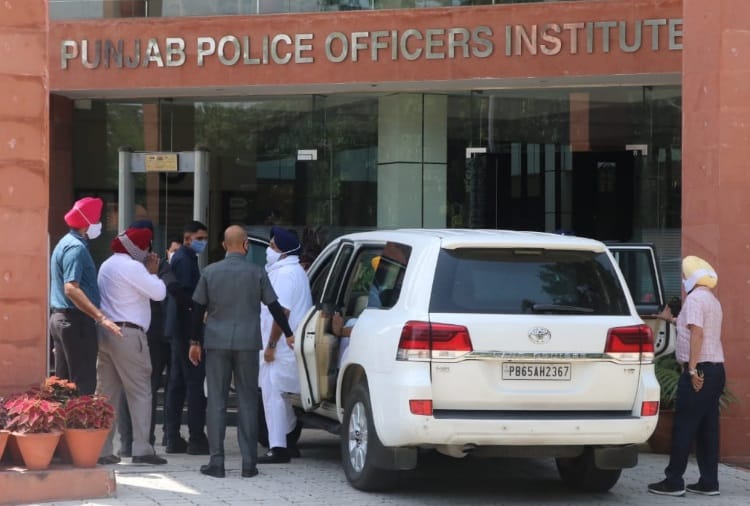 Shiromani Akali Dal Chief Sukhbir Badal Appeared before Special Investigation Team Probing Kotkapura Firing Case