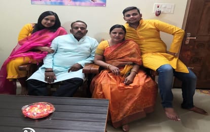 Varanasi Commissionerate ACP Kotwali  Peshkar daughter selected in IIM she will study in Jammu