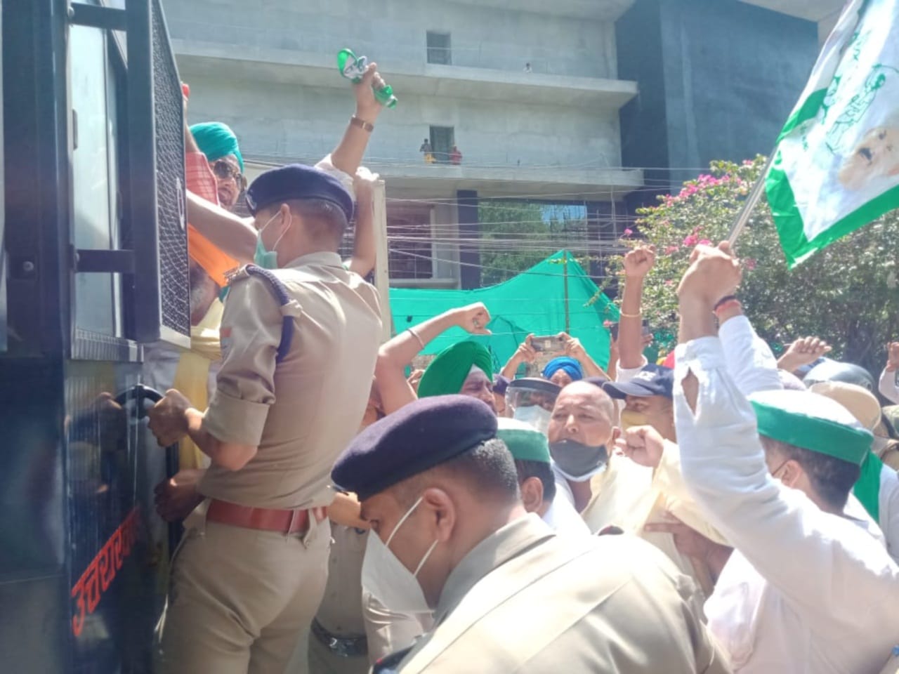 uttarakhand news : Farmers Protest in uttarakhand : farmer governor house march, police stopped them photos